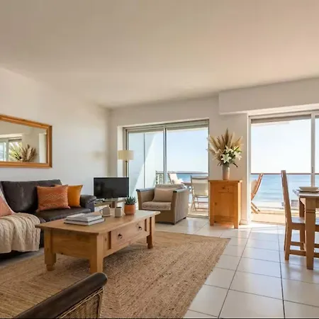 Premium Two-bedroom Front Palm Beach, דירה